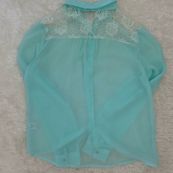 CHARLOTTE RUSSE button-up shirt with lace - Picture 3 of 4